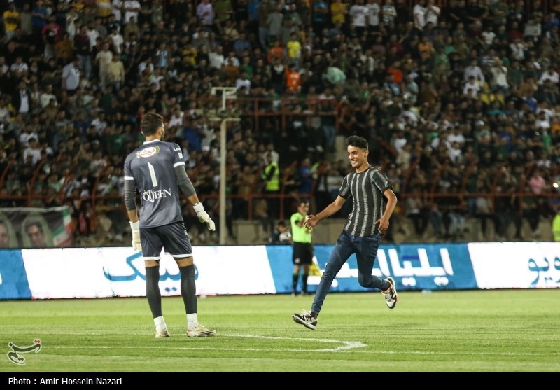 مربی شمس آذر:تا بازی ما شکل می‌گرفت،یک هواداربه زمین می‌آمد!
